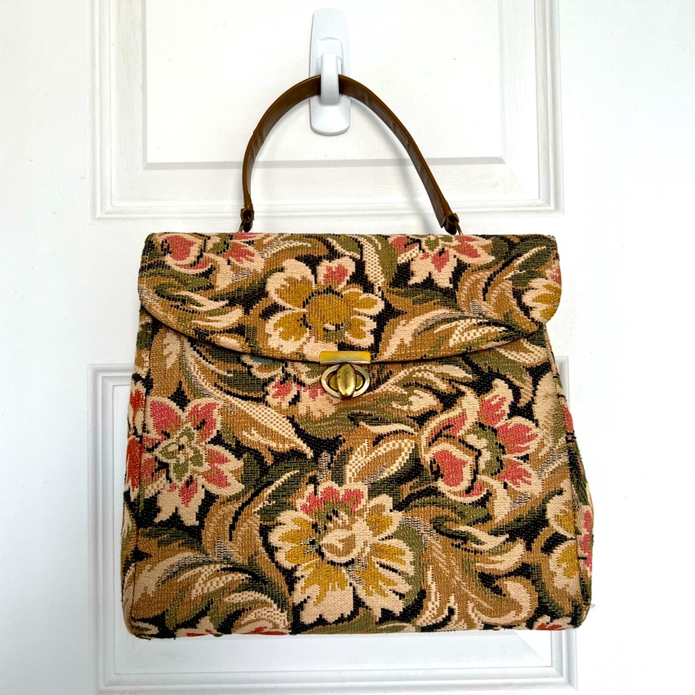 Lovely vintage floral large handbag. Square dimensions. Flat bottom.